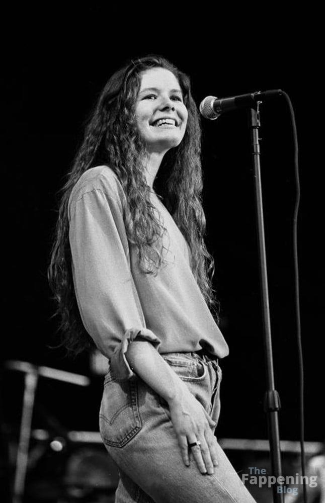 Edie Brickell Sexy 4 Photos Video.jpg