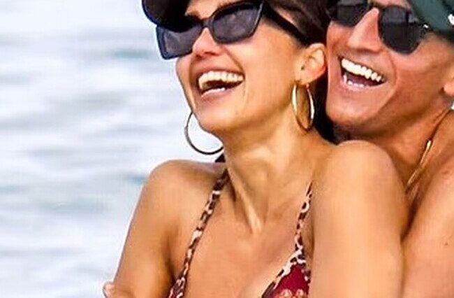 Jessica Alba paparazzi nipslip and bikini photos