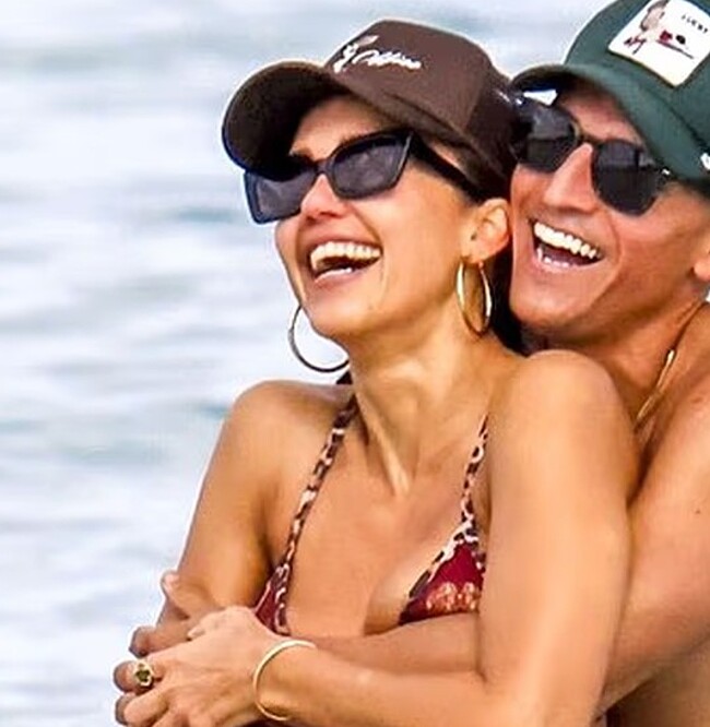 Jessica Alba paparazzi nipslip and bikini photos