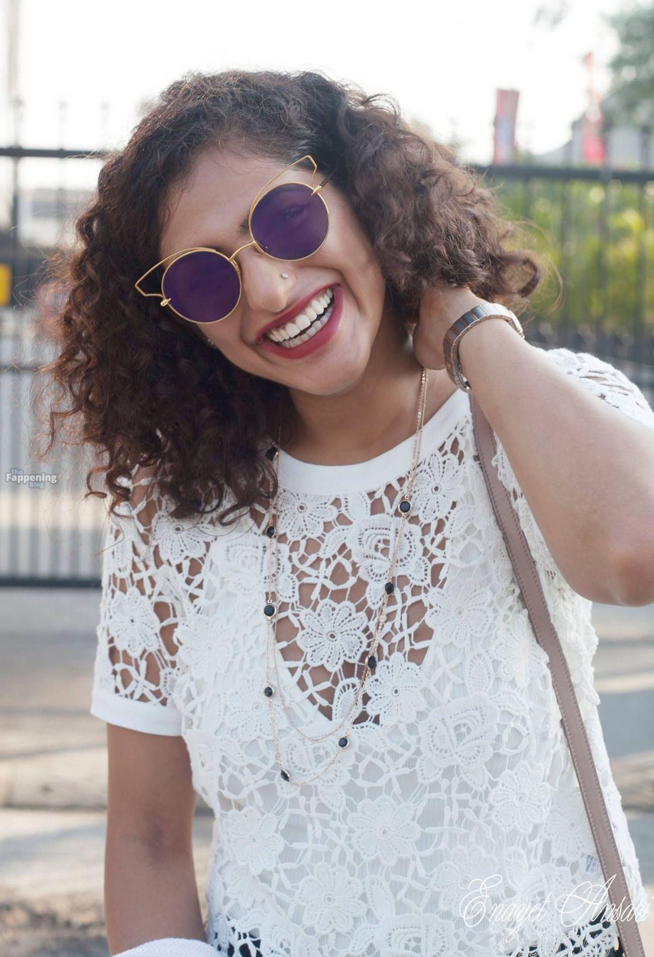 Kubbra Sait Sexy 5 Photos.jpg