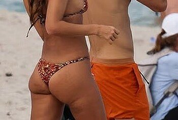 Jessica Alba paparazzi nipslip and bikini photos