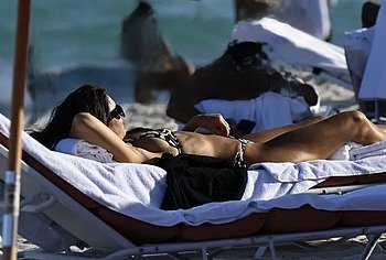 Jessica Alba paparazzi nipslip and bikini photos