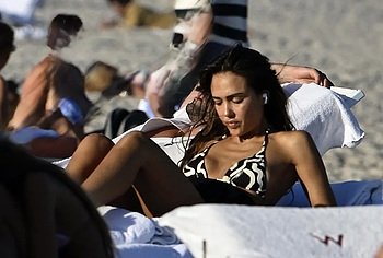 Jessica Alba paparazzi nipslip and bikini photos