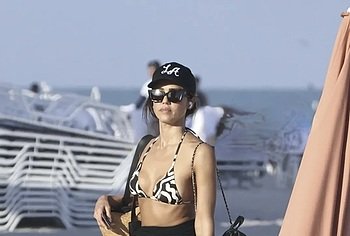 Jessica Alba paparazzi nipslip and bikini photos