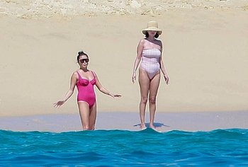 Selena Gomez Swimsuit And Amazing Butt Beach Pics