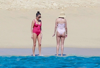 Selena Gomez Swimsuit And Amazing Butt Beach Pics