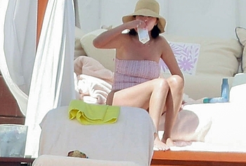 Selena Gomez Swimsuit And Amazing Butt Beach Pics