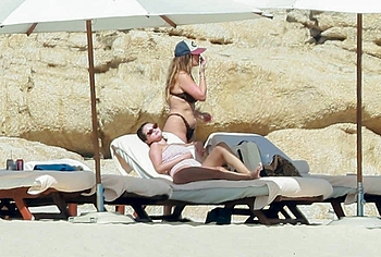 Selena Gomez Swimsuit And Amazing Butt Beach Pics