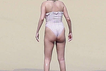 Selena Gomez Swimsuit And Amazing Butt Beach Pics