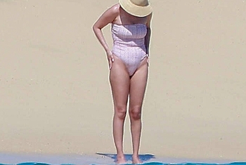 Selena Gomez Swimsuit And Amazing Butt Beach Pics