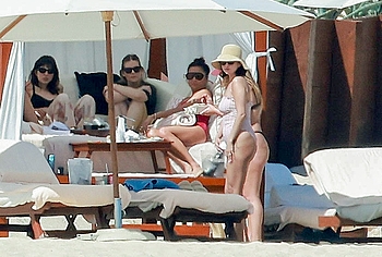 Selena Gomez Swimsuit And Amazing Butt Beach Pics