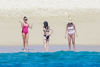 Selena Gomez Swimsuit And Amazing Butt Beach Pics