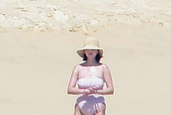 Selena Gomez Swimsuit And Amazing Butt Beach Pics