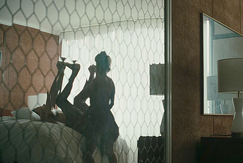 Linda Cardellini strapon