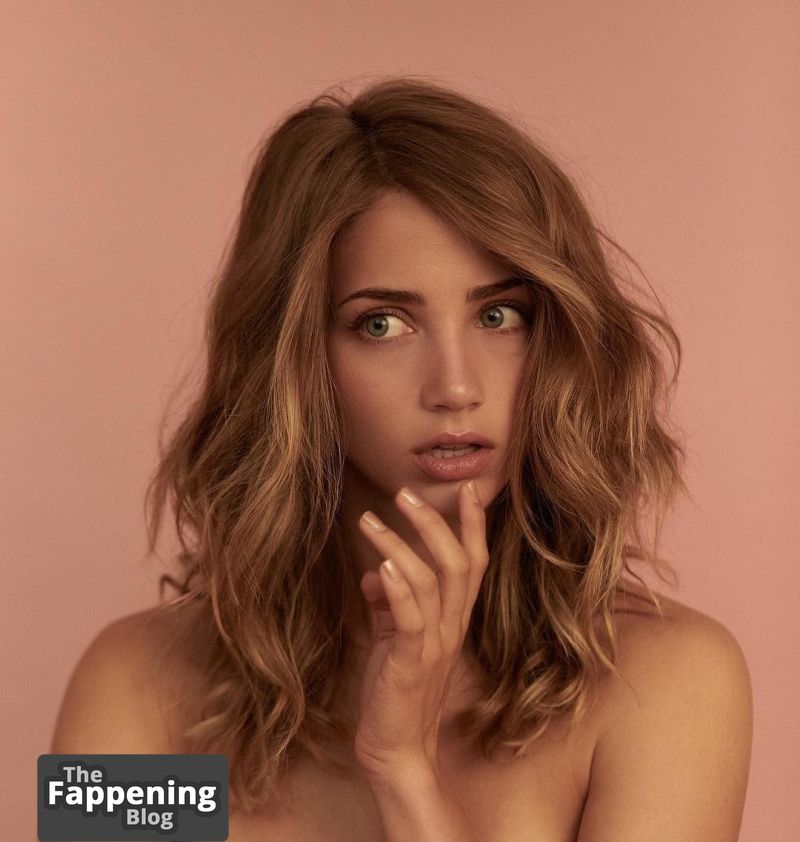 Emily Rudd Nude Sexy Collection 53 Photos Video.jpg