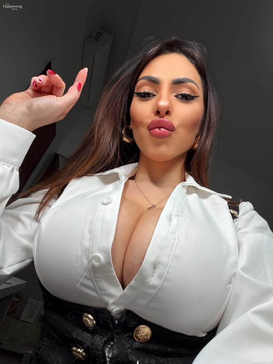 Maddalena Cabizzosu Teases Her Huge Boobs 5 Photos.jpg