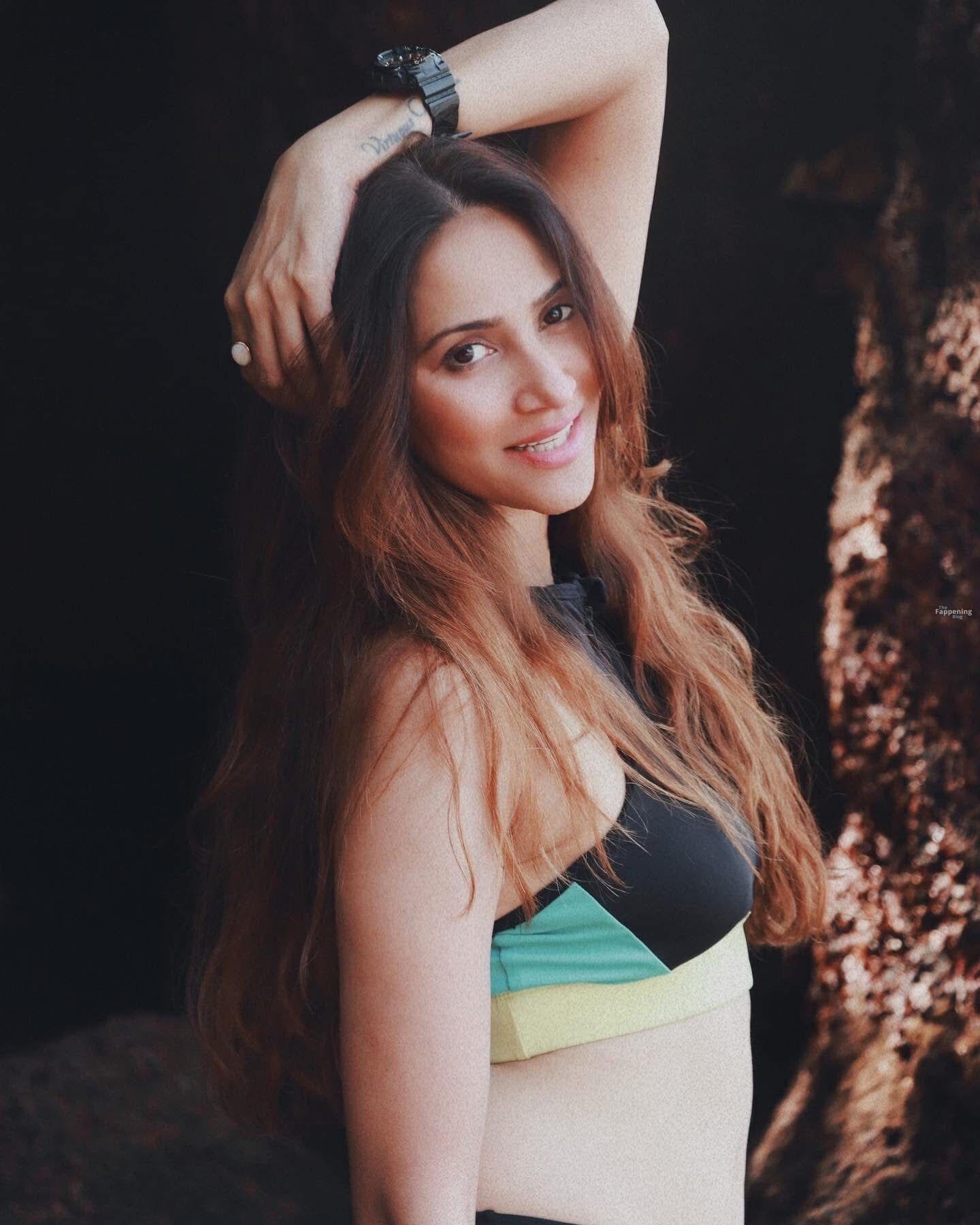 Rishina Kandhari Sexy 19 Photos.jpg