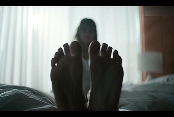 Linda Cardellini feet