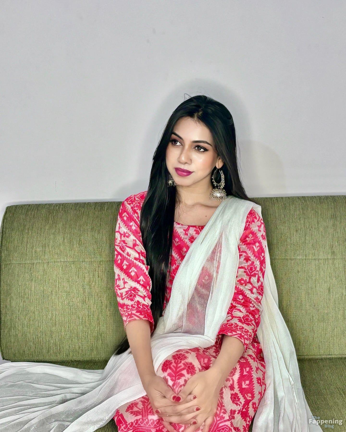 Simran Khan Sexy 15 Photos.jpg